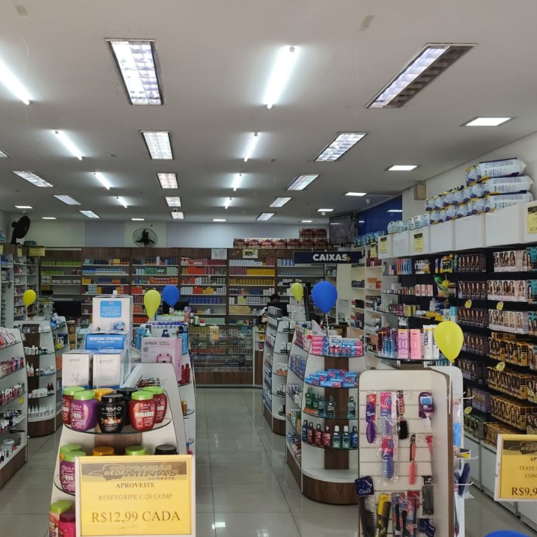 Corredor com ampla variedade de produtos de saúde e bem-estar